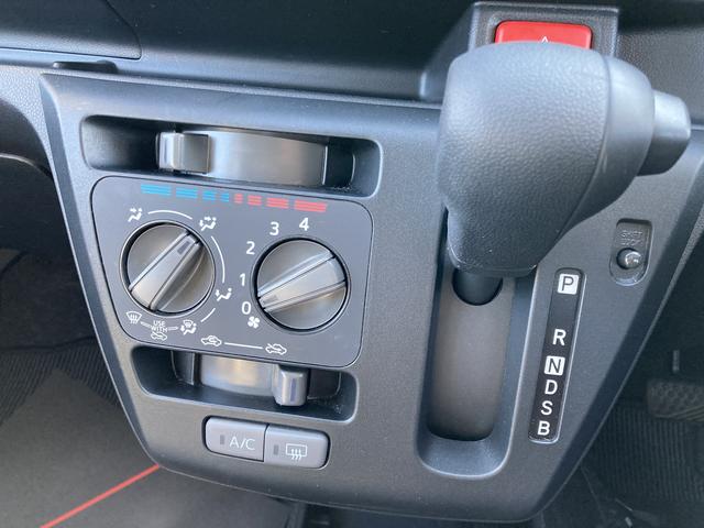 ミライース Ｌ　ＳＡＩＩＩ　１３インチフルホイールキャップ　マルチリフレクターハロゲンヘッドランプ　可倒式ドアミラー　自発光式デジタルメーターアンバーイルミネーションメーター　マニュアルエアコン（ダイヤル式）　キーレスエントリー（11枚目）