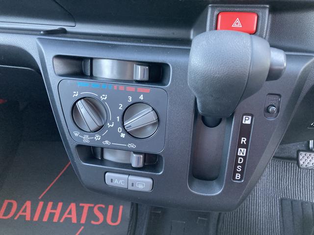 ミライース Ｌ　ＳＡＩＩＩ　１３インチフルホイールキャップ　マルチリフレクターハロゲンヘッドランプ　可倒式ドアミラー　自発光式デジタルメーターアンバーイルミネーションメーター　マニュアルエアコン（ダイヤル式）　キーレスエントリー（11枚目）