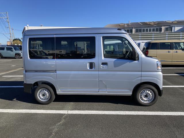 ハイゼットカーゴ ＤＸ　ＭＴ車　撥水フルファブリックシート表皮　オーバーヘッドシェルフ　アッパートレイ　キーレスエントリー　ユースフルナット（３１ヶ所）（5枚目）