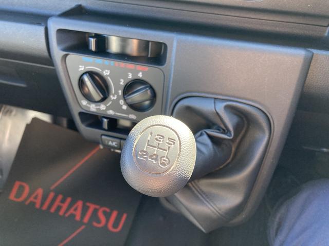 ハイゼットカーゴ ＤＸ　ＭＴ車　撥水フルファブリックシート表皮　オーバーヘッドシェルフ　アッパートレイ　キーレスエントリー　ユースフルナット（３１ヶ所）（11枚目）