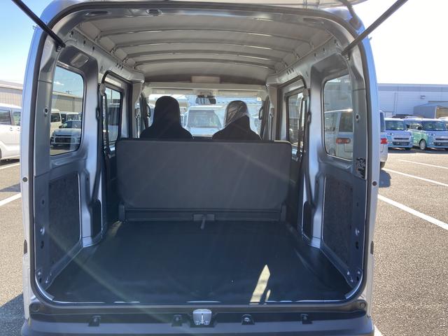 ハイゼットカーゴ ＤＸ　ＭＴ車　撥水フルファブリックシート表皮　オーバーヘッドシェルフ　アッパートレイ　キーレスエントリー　ユースフルナット（３１ヶ所）（12枚目）