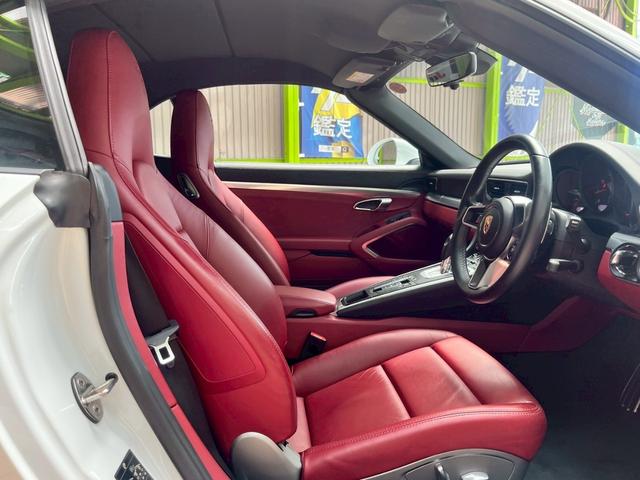９１１ ９１１カレラ４　カブリオレ　スポーツクロノパッケージ　パークアシスト（フロント＆リア）バックカメラ　ナビ　フロアマット　ＬＥＤドライビング・ライト　赤レザーシート（3枚目）