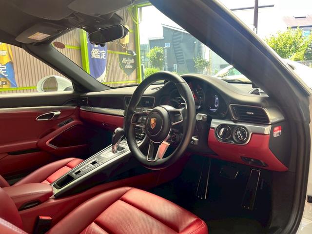 ９１１ ９１１カレラ４　カブリオレ　スポーツクロノパッケージ　パークアシスト（フロント＆リア）バックカメラ　ナビ　フロアマット　ＬＥＤドライビング・ライト　赤レザーシート（6枚目）