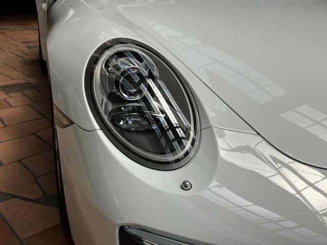 ９１１ ９１１カレラ４　カブリオレ　スポーツクロノパッケージ　パークアシスト（フロント＆リア）バックカメラ　ナビ　フロアマット　ＬＥＤドライビング・ライト　赤レザーシート（10枚目）