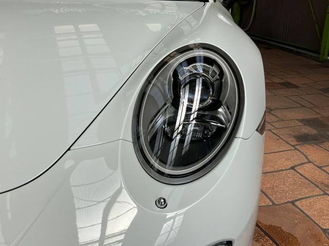 ９１１ ９１１カレラ４　カブリオレ　スポーツクロノパッケージ　パークアシスト（フロント＆リア）バックカメラ　ナビ　フロアマット　ＬＥＤドライビング・ライト　赤レザーシート（11枚目）