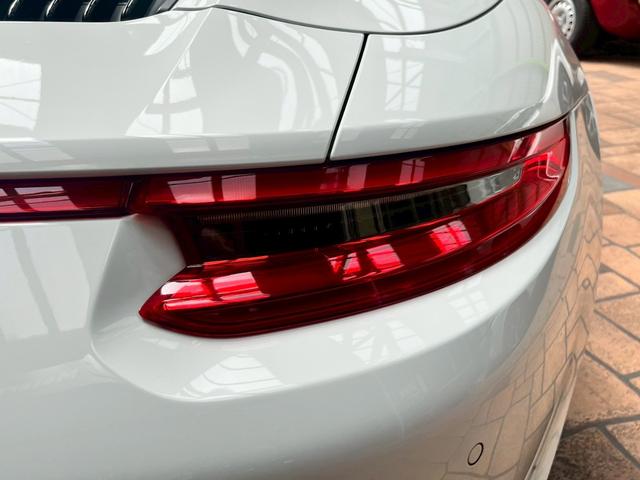 ９１１ ９１１カレラ４　カブリオレ　スポーツクロノパッケージ　パークアシスト（フロント＆リア）バックカメラ　ナビ　フロアマット　ＬＥＤドライビング・ライト　赤レザーシート（23枚目）