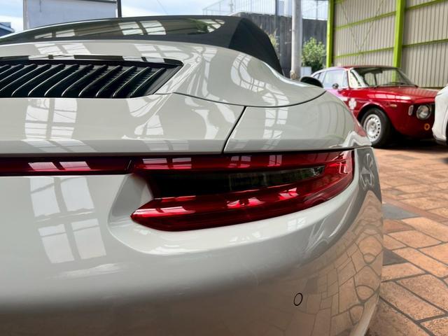 ９１１ ９１１カレラ４　カブリオレ　スポーツクロノパッケージ　パークアシスト（フロント＆リア）バックカメラ　ナビ　フロアマット　ＬＥＤドライビング・ライト　赤レザーシート（24枚目）