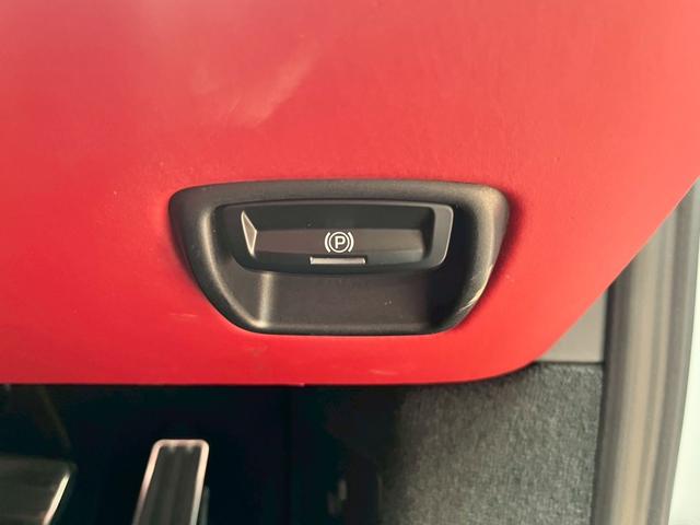 ９１１ ９１１カレラ４　カブリオレ　スポーツクロノパッケージ　パークアシスト（フロント＆リア）バックカメラ　ナビ　フロアマット　ＬＥＤドライビング・ライト　赤レザーシート（25枚目）