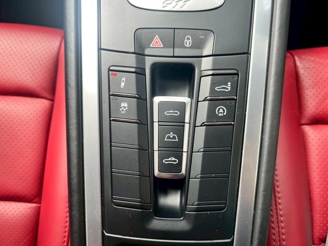 ９１１ ９１１カレラ４　カブリオレ　スポーツクロノパッケージ　パークアシスト（フロント＆リア）バックカメラ　ナビ　フロアマット　ＬＥＤドライビング・ライト　赤レザーシート（26枚目）