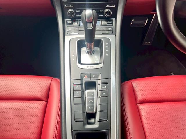 ９１１ ９１１カレラ４　カブリオレ　スポーツクロノパッケージ　パークアシスト（フロント＆リア）バックカメラ　ナビ　フロアマット　ＬＥＤドライビング・ライト　赤レザーシート（32枚目）