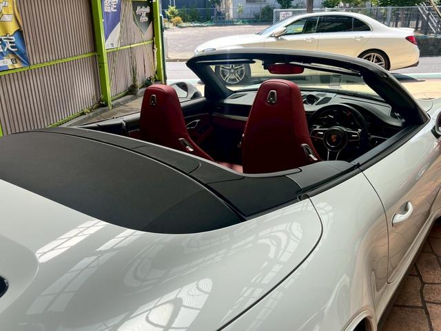 ９１１ ９１１カレラ４　カブリオレ　スポーツクロノパッケージ　パークアシスト（フロント＆リア）バックカメラ　ナビ　フロアマット　ＬＥＤドライビング・ライト　赤レザーシート（51枚目）