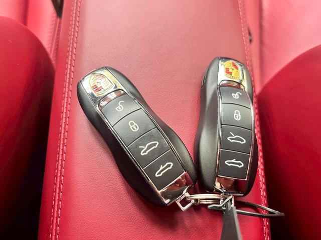 ９１１ ９１１カレラ４　カブリオレ　スポーツクロノパッケージ　パークアシスト（フロント＆リア）バックカメラ　ナビ　フロアマット　ＬＥＤドライビング・ライト　赤レザーシート（58枚目）