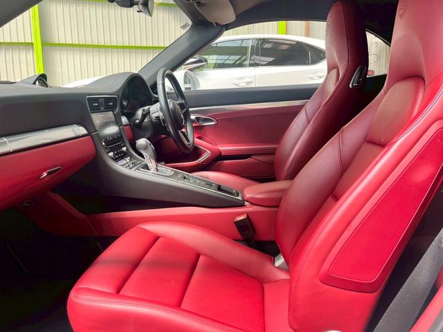 ９１１ ９１１カレラ４　カブリオレ　スポーツクロノパッケージ　パークアシスト（フロント＆リア）バックカメラ　ナビ　フロアマット　ＬＥＤドライビング・ライト　赤レザーシート（60枚目）