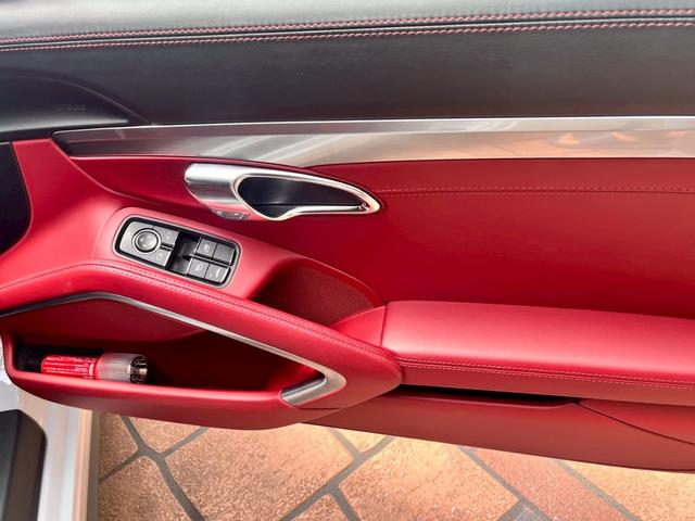 ９１１ ９１１カレラ４　カブリオレ　スポーツクロノパッケージ　パークアシスト（フロント＆リア）バックカメラ　ナビ　フロアマット　ＬＥＤドライビング・ライト　赤レザーシート（66枚目）