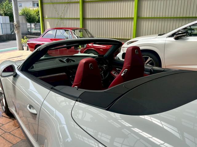 ９１１ ９１１カレラ４　カブリオレ　スポーツクロノパッケージ　パークアシスト（フロント＆リア）バックカメラ　ナビ　フロアマット　ＬＥＤドライビング・ライト　赤レザーシート（68枚目）