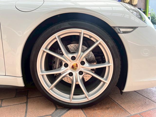 ９１１ ９１１カレラ４　カブリオレ　スポーツクロノパッケージ　パークアシスト（フロント＆リア）バックカメラ　ナビ　フロアマット　ＬＥＤドライビング・ライト　赤レザーシート（69枚目）
