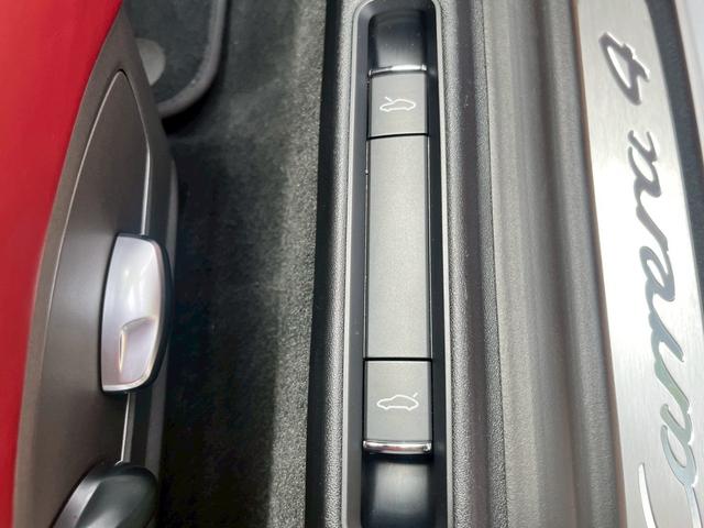 ９１１ ９１１カレラ４　カブリオレ　スポーツクロノパッケージ　パークアシスト（フロント＆リア）バックカメラ　ナビ　フロアマット　ＬＥＤドライビング・ライト　赤レザーシート（73枚目）