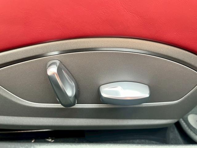９１１ ９１１カレラ４　カブリオレ　スポーツクロノパッケージ　パークアシスト（フロント＆リア）バックカメラ　ナビ　フロアマット　ＬＥＤドライビング・ライト　赤レザーシート（76枚目）
