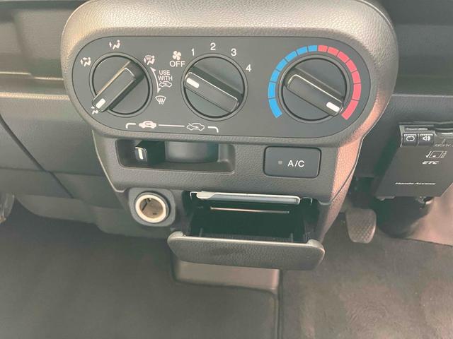 アクティトラック 　ＭＴ　マニュアル　ドライブレコーダー　ＥＴＣ　ベーシックインターナビ　ライセンスフレーム　ライセンスフレームリア・メッキタイプ　フットライト　クッションシートカバー　荷台保護パネル　リアシェード（5枚目）