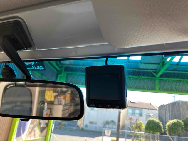 アクティトラック 　ＭＴ　マニュアル　ドライブレコーダー　ＥＴＣ　ベーシックインターナビ　ライセンスフレーム　ライセンスフレームリア・メッキタイプ　フットライト　クッションシートカバー　荷台保護パネル　リアシェード（7枚目）