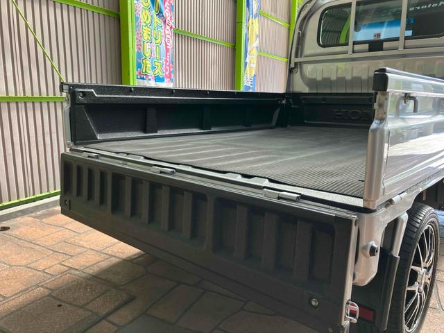 アクティトラック 　ＭＴ　マニュアル　ドライブレコーダー　ＥＴＣ　ベーシックインターナビ　ライセンスフレーム　ライセンスフレームリア・メッキタイプ　フットライト　クッションシートカバー　荷台保護パネル　リアシェード（46枚目）