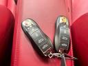 ９１１カレラ４　カブリオレ　スポーツクロノパッケージ　パークアシスト（フロント＆リア）バックカメラ　ナビ　フロアマット　ＬＥＤドライビング・ライト　赤レザーシート（74枚目）