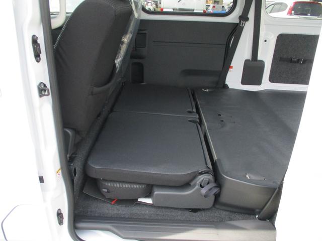 ハイゼットカーゴ クルーズターボ　５ドア　ＣＶＴ　ターボ　２ＷＤ　プッシュスタート　ＬＥＤヘッドランプ・フォグランプ　ＡＢＳ　Ｗエアバック　スマアシ　コーナーセンサー前後　両側スライドドア　９インチスマホ連携ディスプレイオーディオ（17枚目）