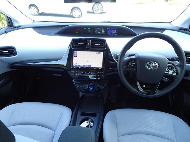 プリウス Ｓ　純正９インチナビ　セーフティセンス　アダクティブクルーズコントロール　ドラレコ　ワンオーナー禁煙車　後期型　ＬＥＤヘッドライト　バックカメラ　ビルトインＥＴＣ　ブルートゥース　レーンキープアシスト（3枚目）