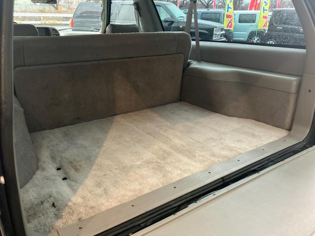 シボレータホ 　新車並行車　左ハンドル　バックカメラ　外装オールペイント済み　内装仕上げ済み　天井レストア済　社外ナビ　バックカメラ　ＥＴＣ付　６人乗　３ドア（19枚目）