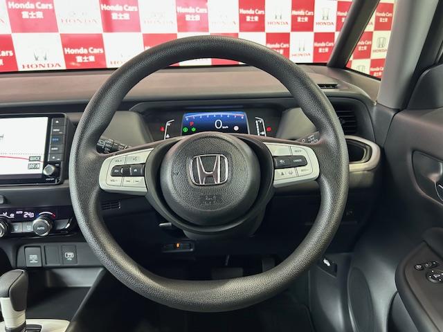 フィット ホーム　禁煙車当社元レンタカーナビＢカメラＥＴＣフルセグＢｌｕｅｔｏｏｔｈ接続ＵＳＢ接続電子パーキングオートブレーキホールドＬＥＤヘッドライトスマートキー追突軽減ブレーキサイドカーテンエアバッグ（9枚目）