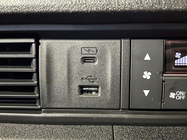 Ｎ－ＢＯＸカスタム ターボ　元レンタカーナビ全周囲ナビＥＴＣフルセグＤＶＤ再生Ｂｌｕｅｔｏｏｔｈ接続ＵＳＢ接続ＬＥＤヘッドライト追突軽減ブレーキ電子パーキングオートブレーキホールドスマートキー２個サイドカーテンエアバッグ禁煙車（5枚目）