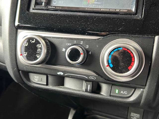 フィット 13G・Fパッケージ ナビワンセグCDDVD再生スマートキープッシュエンジンスタートアイドリングストップ禁煙車2025年10月17日走行距離56764キロ時鑑定済修復歴無(5枚目)