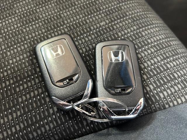 フィット 13G・Fパッケージ ナビワンセグCDDVD再生スマートキープッシュエンジンスタートアイドリングストップ禁煙車2025年10月17日走行距離56764キロ時鑑定済修復歴無(8枚目)