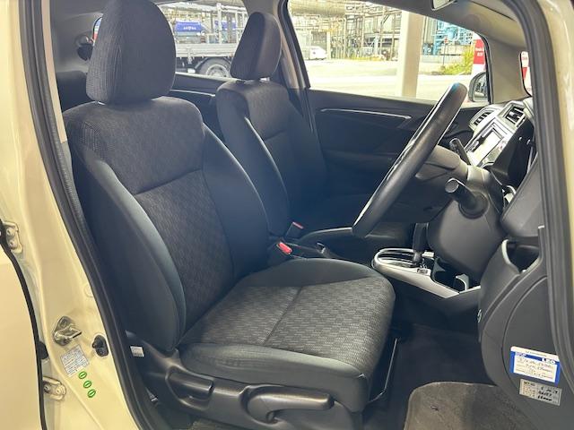 フィット 13G・Fパッケージ ナビワンセグCDDVD再生スマートキープッシュエンジンスタートアイドリングストップ禁煙車2025年10月17日走行距離56764キロ時鑑定済修復歴無(13枚目)