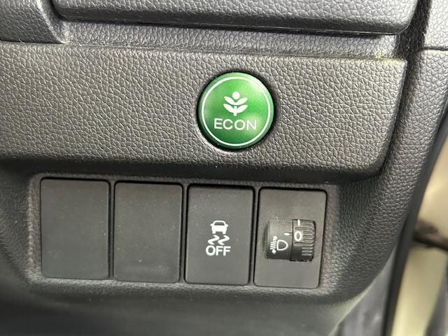 フィット 13G・Fパッケージ ナビワンセグCDDVD再生スマートキープッシュエンジンスタートアイドリングストップ禁煙車2025年10月17日走行距離56764キロ時鑑定済修復歴無(17枚目)