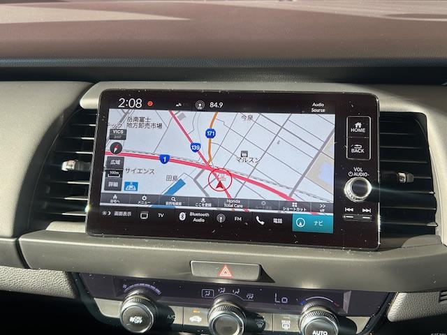 フィット ｅ：ＨＥＶクロスター　元試乗車ナビＢカメラＥＴＣフルセグＢｌｕｅｔｏｏｔｈ接続ＵＳＢ接続追突軽減ブレーキアダクティブクルーズコントロールルーフレール電子パーキングオートブレーキホールドスマートキー２個サイドエアバッグ禁煙車（3枚目）