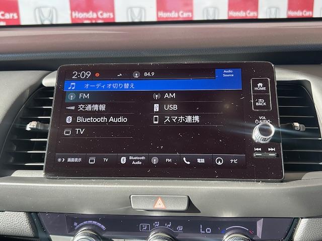 フィット ｅ：ＨＥＶクロスター　元試乗車ナビＢカメラＥＴＣフルセグＢｌｕｅｔｏｏｔｈ接続ＵＳＢ接続追突軽減ブレーキアダクティブクルーズコントロールルーフレール電子パーキングオートブレーキホールドスマートキー２個サイドエアバッグ禁煙車（5枚目）