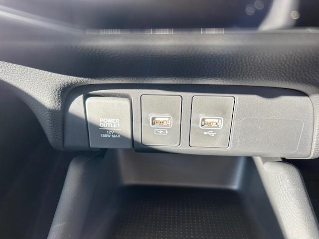 フィット ｅ：ＨＥＶクロスター　元試乗車ナビＢカメラＥＴＣフルセグＢｌｕｅｔｏｏｔｈ接続ＵＳＢ接続追突軽減ブレーキアダクティブクルーズコントロールルーフレール電子パーキングオートブレーキホールドスマートキー２個サイドエアバッグ禁煙車（6枚目）