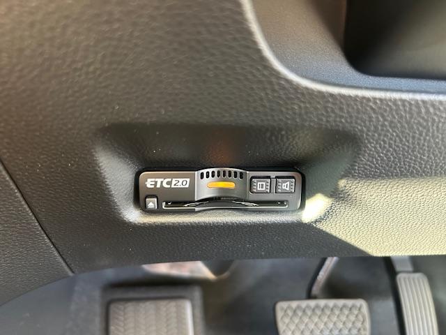 フィット ｅ：ＨＥＶクロスター　元試乗車ナビＢカメラＥＴＣフルセグＢｌｕｅｔｏｏｔｈ接続ＵＳＢ接続追突軽減ブレーキアダクティブクルーズコントロールルーフレール電子パーキングオートブレーキホールドスマートキー２個サイドエアバッグ禁煙車（7枚目）