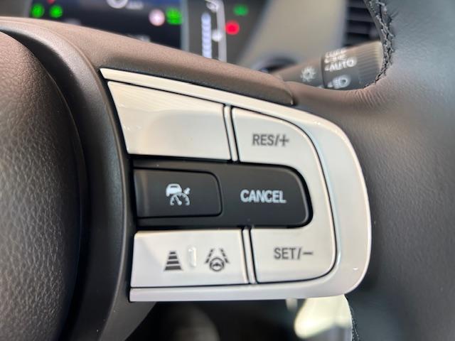 フィット ｅ：ＨＥＶクロスター　元試乗車ナビＢカメラＥＴＣフルセグＢｌｕｅｔｏｏｔｈ接続ＵＳＢ接続追突軽減ブレーキアダクティブクルーズコントロールルーフレール電子パーキングオートブレーキホールドスマートキー２個サイドエアバッグ禁煙車（12枚目）