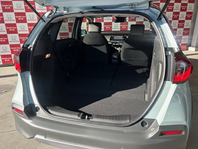 フィット ｅ：ＨＥＶクロスター　元試乗車ナビＢカメラＥＴＣフルセグＢｌｕｅｔｏｏｔｈ接続ＵＳＢ接続追突軽減ブレーキアダクティブクルーズコントロールルーフレール電子パーキングオートブレーキホールドスマートキー２個サイドエアバッグ禁煙車（18枚目）