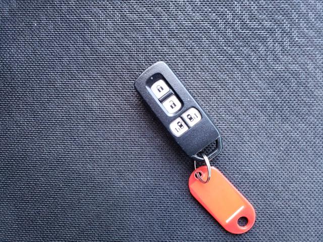 Ｎ－ＢＯＸカスタム Ｇ　ＳＳパッケージ　ＥＴＣ　バックカメラ　両側電動スライドドア　ナビ　ＴＶ　衝突被害軽減システム　オートライト　ＨＩＤ　スマートキー　アイドリングストップ　電動格納ミラー　ベンチシート　ＣＶＴ　盗難防止システム　ＡＢＳ（65枚目）