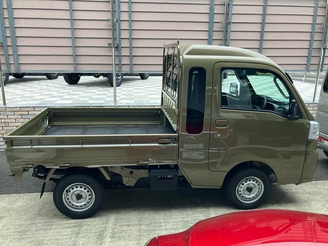 ハイゼットトラック ジャンボ　届出済未使用車　４ＷＤ　ＣＶＴ　純正ディスプレイオーディオ　バックカメラ　デジタルインナーミラー　Ｂｌｕｅｔｏｏｔｈ　ＨＤＭＩ　ＵＳＢ　荷台ゴムマット　オーライト（9枚目）