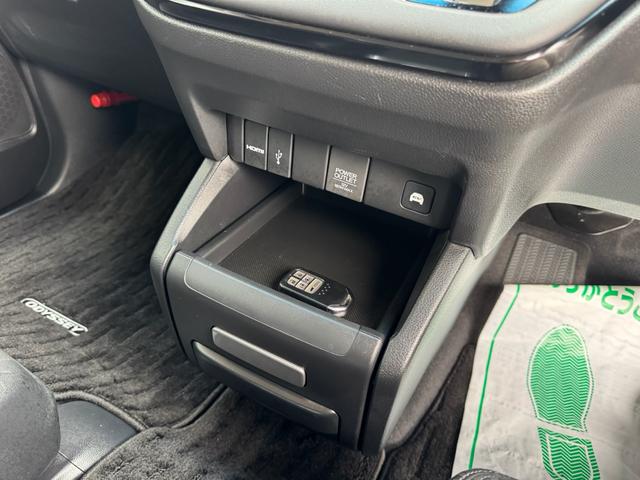 オデッセイハイブリッド e:HEVアブソルート・EX ワンオーナー 禁煙車 キーフリー ホンダ純正10インチナビ TV/CD/DVD/Bluetooth/マルチビューカメラシステム/前後ドライブレコーダー(30枚目)