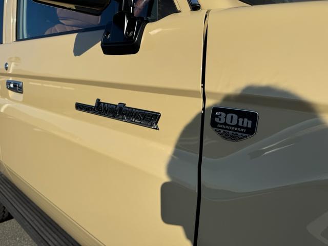 ランドクルーザー70 バン バン(2名) LINE-X塗装 クラッツィオシートカバー カロッツェリアディスプレイオーディオ Apple CarPlay 社外16AW(15枚目)