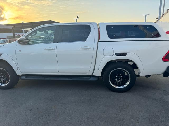 ハイラックス Ｚ　ＧＲスポーツ　ＴＲＤ純正キャノピー　ディスプレイオーディオ　後席モニター×２　パノラミックビューモニター　社外デジタルインナーミラー　キーフリー　プッシュスタート（8枚目）