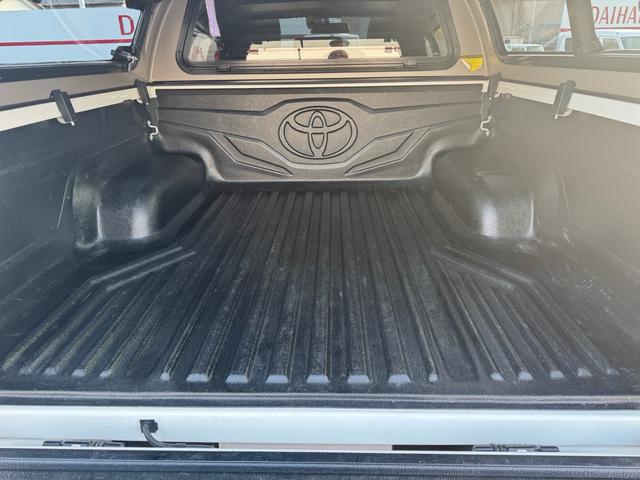 ハイラックス Ｚ　ＧＲスポーツ　ＴＲＤ純正キャノピー　ディスプレイオーディオ　後席モニター×２　パノラミックビューモニター　社外デジタルインナーミラー　キーフリー　プッシュスタート（20枚目）