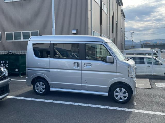 車いす移動車　３型　衝突被害軽減ブレーキ　オートライト　ハイビームアシスト　キーレス　アイドリングストップシステム　フロント２スピーカー　フルオートエアコン(3枚目)