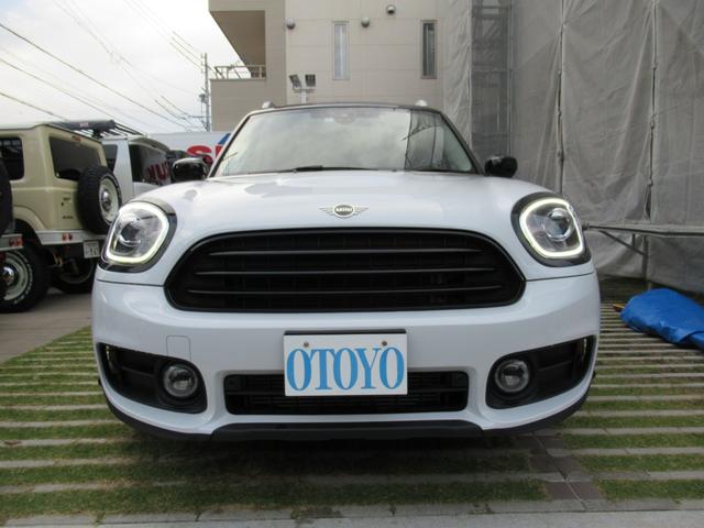 ＭＩＮＩ クーパーＤ　クロスオーバー　オール４　純正ナビ　バックカメラ　パワーバックドア　ＬＥＤヘッドライト　ワンオーナー　黒革調シートカバー　禁煙車　ＥＴＣ　４ＷＤ　ブラックアルミホイール　ルーフレール（2枚目）