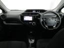 センターメータはフードが低く運転席からの視界が良く、助手席からもメーターの情報を見ることができます。操作ボタンやダイヤルが届きやすい位置に配備されており利便性も良く使いやすい運転席周りです。